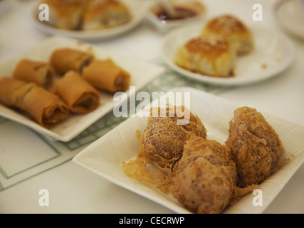 Deep Fried yam (taro) à Maxim's restaurant dim sum, City Hall, Central, Hong Kong, Chine Banque D'Images