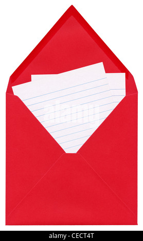 Libre d'une lettre - enveloppe rouge ouvert avec des feuilles de papier blanc à l'intérieur, isolé sur fond blanc Banque D'Images