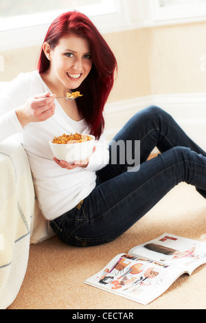 Girl eating breakfast Banque D'Images