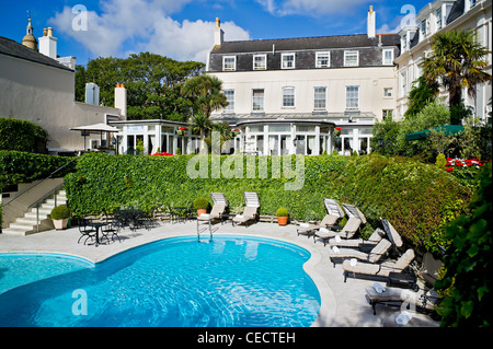 Piscine et jardin de l'OGH hotel St Peter Port Guernsey UK Banque D'Images