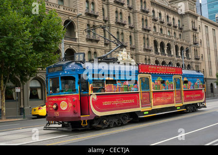 Le City Circle tram numéro 35 dans sa livrée de Noël, dans le centre-ville de Melbourne Banque D'Images