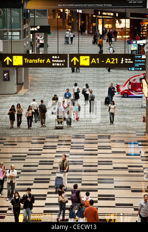 Les passagers à pied à travers le hall de transit de l'aérogare 3 à l'aéroport de Changi à Singapour Banque D'Images