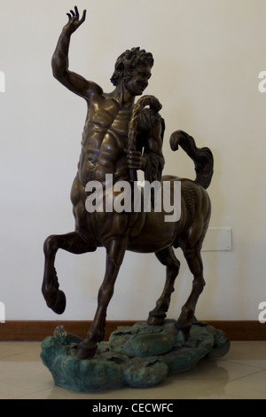 Une statue en bronze d'un centaure de la mythologie grecque, la fenêtre d'affichage Boutique Banque D'Images