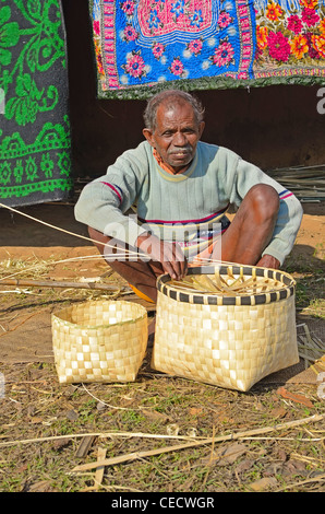 Wicker indien/récipient tissés à partir d'échelles de bambou par un indien âgé de villageois Banque D'Images