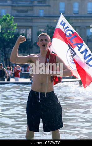 L'Angleterre, Londres, partisan de football anglais à Trafalgar Square Fountain Banque D'Images