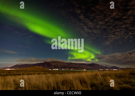 Aurore boréale sur le mont Esja, Reykjavik, Islande Banque D'Images