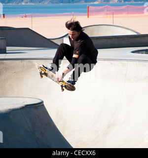 La planche effectue at Venice Beach Skate Park, à Los Angeles. Banque D'Images