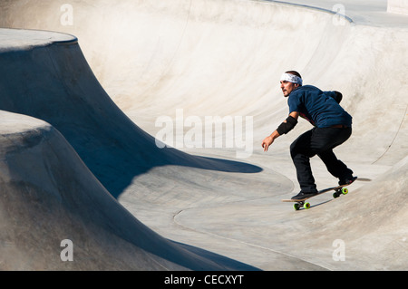 La planche effectue at Venice Beach Skate Park, à Los Angeles. Banque D'Images