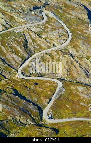 Dalsnibba Road - une voiture sur Z courbe sur la route Nibbevegen jusqu'à Dalsnibba le plus haut sommet de Sunnmore et Romsdal ouest Norvège europe Banque D'Images