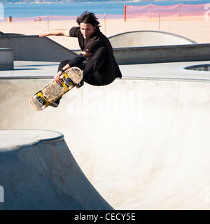 La planche effectue at Venice Beach Skate Park, à Los Angeles. Banque D'Images