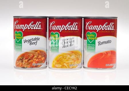 Les boîtes non ouvertes de Campbells demande santé poulet et nouilles, boeuf et légumes et soupes tomate sur fond blanc isoler USA. Banque D'Images