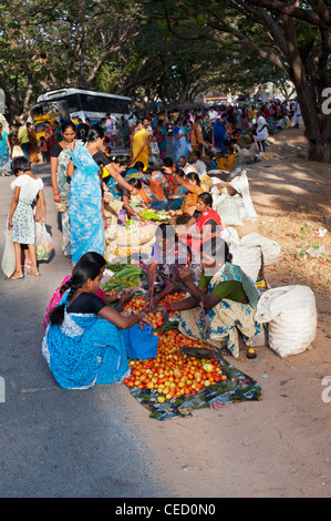 Dans Yenumulapalli marché rue indiennes avec des paniers de légumes. L'Andhra Pradesh, Inde Banque D'Images
