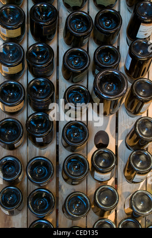 Vin mousseux et des bouteilles de Champagne stockées en rack à l'Enoteca Italien de remuage Banque D'Images