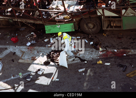 Israël, Jérusalem, 29 janvier 2004. Les membres de l'équipe d'identification des victimes de catastrophes de Zaka, dans des procès judiciaires, rassemblent des parties du corps et du sang renversé pour un enterrement approprié, tandis qu'ils pigent à travers les débris de l'épave d'un autobus Eged n° 19, visé par un kamikaze palestinien qui s'est fait exploser en tuant 11 personnes et en blessant plus de 50 Les gens dans le quartier de Rehavia ouest de Jérusalem Israël Banque D'Images