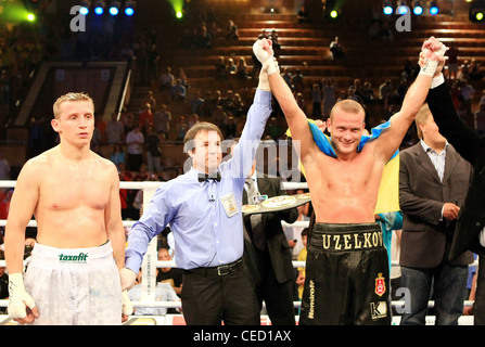 Vyacheslav Uzelkov (R) se bat avec Denis slovène basé à Berlin pour l'Simcic light Heavyweight Champion Intercontinental WBA Banque D'Images