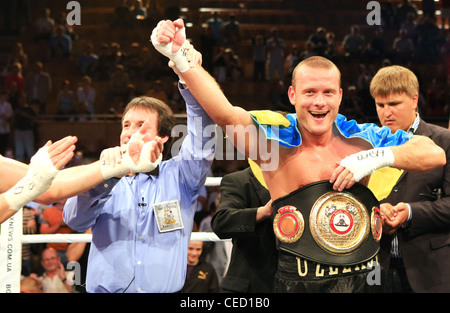 Vyacheslav Uzelkov (R) se bat avec Denis slovène basé à Berlin pour l'Simcic light Heavyweight Champion Intercontinental WBA Banque D'Images