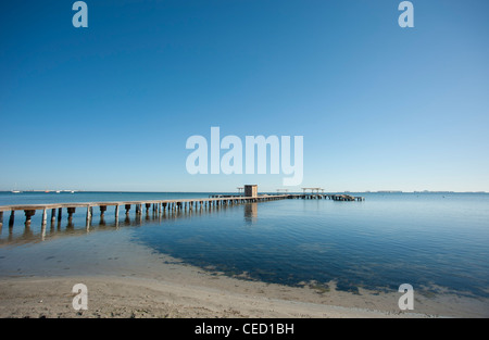 Jetée sur une plage de Mar Menor, Murcia, Espagne Banque D'Images