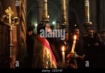 Un prêtre orthodoxe syrien de prendre part à la Cérémonie du Feu Sacré, à l'église de Saint sépulcre dans la vieille ville de Jérusalem-Est Israël Banque D'Images