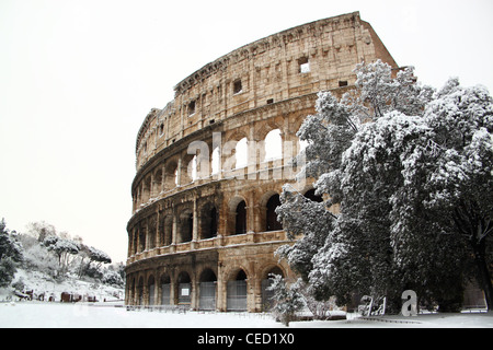 Le Coliseum recouvert de neige, un événement vraiment rare à Rome Banque D'Images