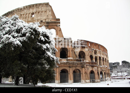 Le Coliseum recouvert de neige, un événement vraiment rare à Rome Banque D'Images