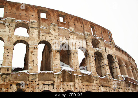 Le Coliseum recouvert de neige, un événement vraiment rare à Rome Banque D'Images