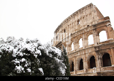 Le Coliseum recouvert de neige, un événement vraiment rare à Rome Banque D'Images