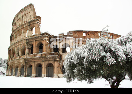 Le Coliseum recouvert de neige, un événement vraiment rare à Rome Banque D'Images