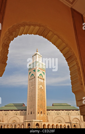 L'AFRIQUE DU NORD, Maroc, Casablanca, la Grande Mosquée Hassan II (1993), islamique, minaret principal encadré par archway Banque D'Images