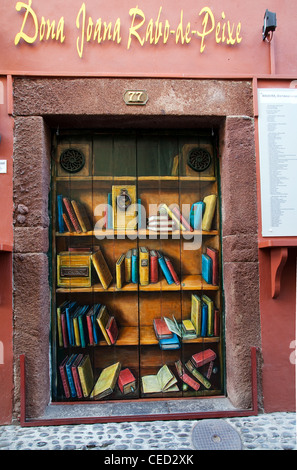 Vieille ville de Funchal portes peintes sur Rua de Santa Maria portes d'art peintes, livres, étagères et bibliothèque dans le vieux Funchal, œuvres d'art Zona Históric Madeira. Banque D'Images