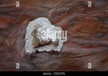 La glace se forme en forme de cœur dans un petit ruisseau près du réservoir d'Thruscross en hiver Banque D'Images