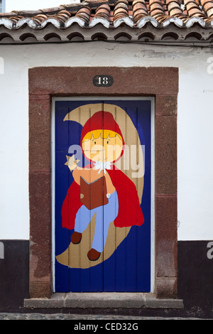 La vieille ville de Funchal peint les portes sur la Rua de Santa MariaMoon peint sur la porte d'entrée à Zona Historica do Funchal Portas com Arte Doors avec l'art à Madère Banque D'Images