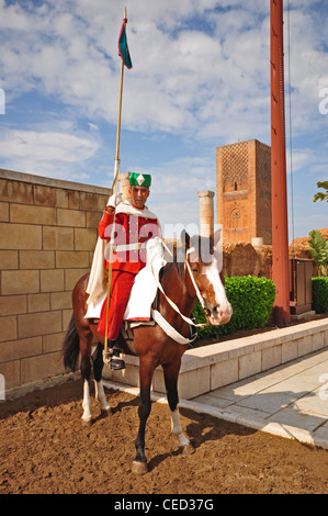 L'AFRIQUE DU NORD, Maroc, Rabat, le mausolée du roi Mohammed V, en uniforme de la garde à cheval avec Hassan mosquée (1195) à l'arrière Banque D'Images