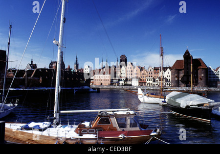 Bateaux amarrés au port de la ville de Gdansk dans le Nord de la Pologne Banque D'Images