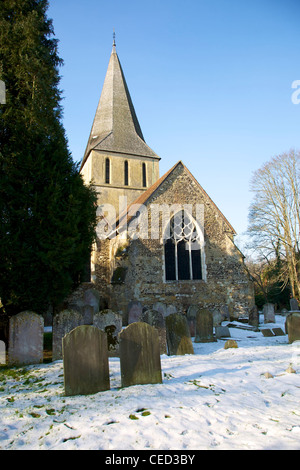 St James Church, Shere, Surrey sur les rives de la rivière Snowy, Tillingbourne sur une journée ensoleillée de février sans nuages Banque D'Images