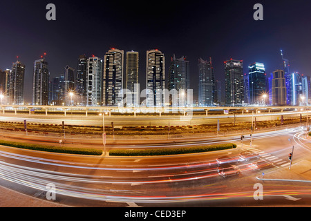 Sheikh Zayed Road par nuit, la Marina de Dubaï, Dubaï, Émirats arabes unis, Moyen Orient Banque D'Images