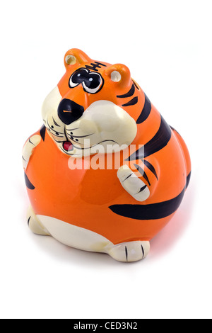 Petit tigre en porcelaine statuette, isolé sur fond blanc Banque D'Images