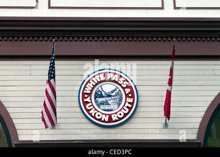 Le chemin de fer White Pass and Yukon Route panneau dans la ville historique de Skagway, Alaska, USA Banque D'Images