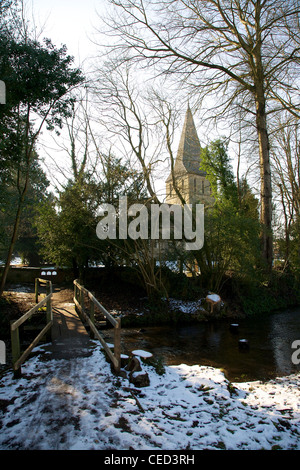St James Church, Shere, Surrey sur les rives de la rivière Snowy, Tillingbourne sur une journée ensoleillée de février sans nuages Banque D'Images