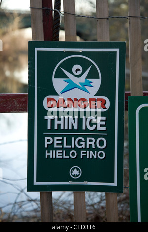 Bi-lingue le signe de danger près du lac à Prospect Park, Brooklyn, New York. La glace mince Banque D'Images