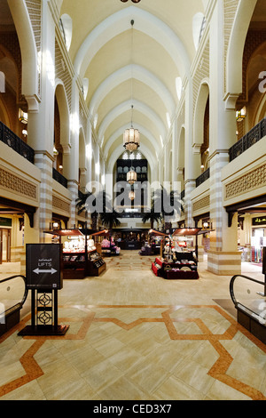 Souk-al-Bahar, l'extérieur de la zone de Dubai Mall, plus grand centre commercial au monde, Dubaï Business Bay, le centre-ville de Dubai, Dubaï, Émirats arabes unis Banque D'Images