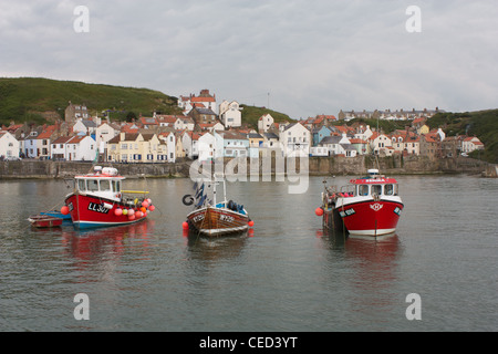 Trois bateaux de pêche amarrés dans le port, Staithes Staithes, North Yorkshire, Royaume-Uni Banque D'Images