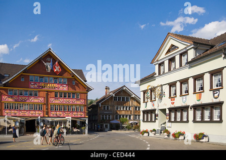 Grand angle horizontal de l'élaboration de bâtiments sur Landsgemeindebrunnen à Appenzell Landsgemeindeplatz ou lors d'une journée ensoleillée. Banque D'Images