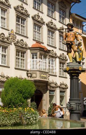 Close up vertical d'Tellenbrunnen, statue et fontaine de Guillaume Tell, une fontaine à eau à Schaffhouse. Banque D'Images