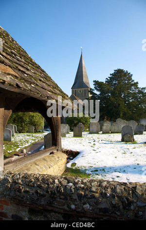 St James Church, Shere, Surrey sur les rives de la rivière Snowy, Tillingbourne sur une journée ensoleillée de février sans nuages Banque D'Images