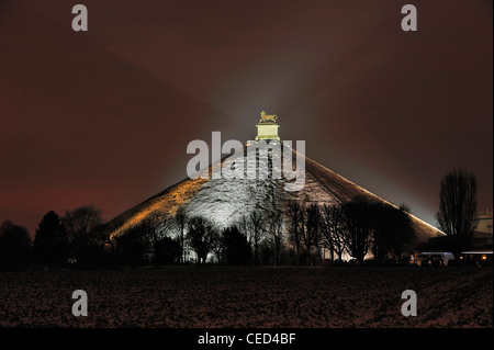 Le Lion Hill, qui est le principal monument commémoratif de guerre de la bataille de Waterloo la nuit en hiver, Eigenbrakel, Belgique Banque D'Images