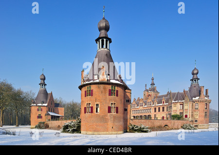 La cité médiévale Château Ooidonk dans la neige en hiver à Sint-Maria-Leerne près de Deinze en Flandre orientale, Belgique Banque D'Images