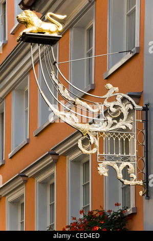 Close up vertical en fer forgé richement décoré de sign sur un bâtiment à Appenzell en Suisse Banque D'Images