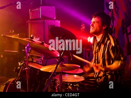 Batteur de jazz-rock énergique coloré jouant sur scène Banque D'Images