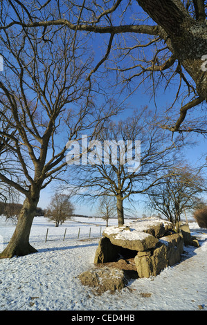 Le Grand Dolmen de Wéris, un portail mégalithique tombe de la neige en hiver, Ardennes, Luxembourg, Belgique Banque D'Images