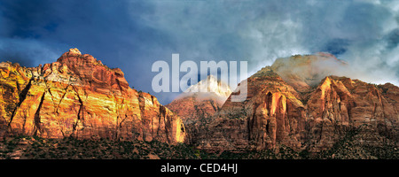 Pointe soleil à travers les nuages de tempête. Zion National Park, Utah Banque D'Images